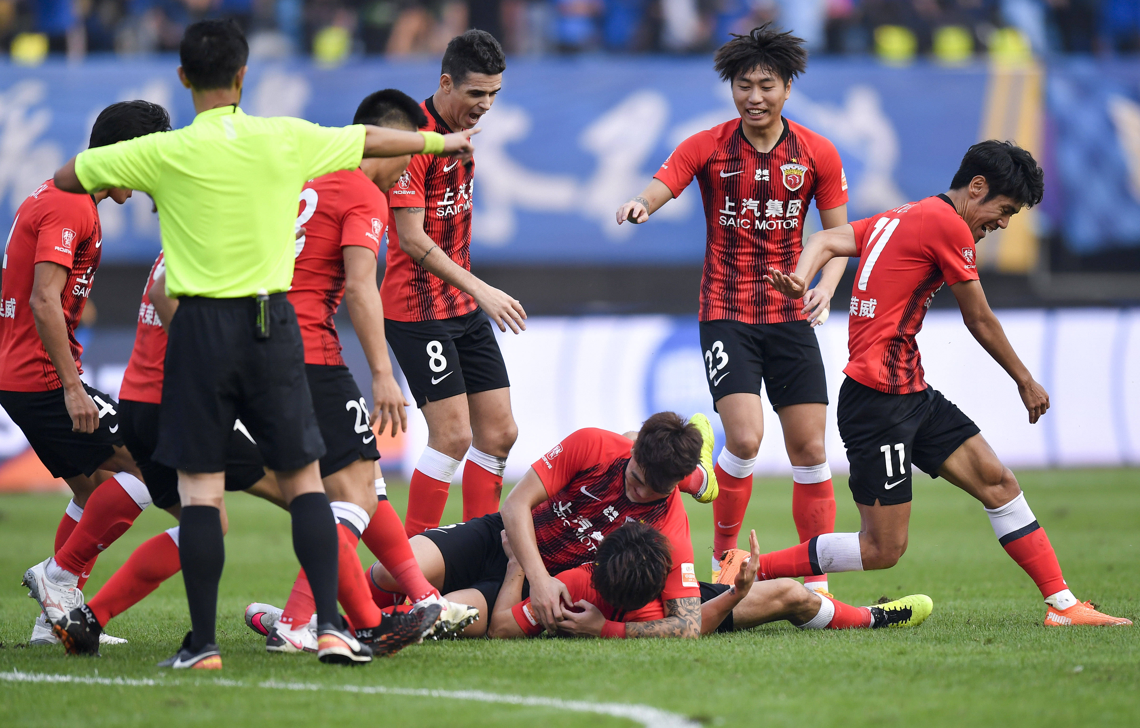 瀚森这样拥 瀚森这样拥